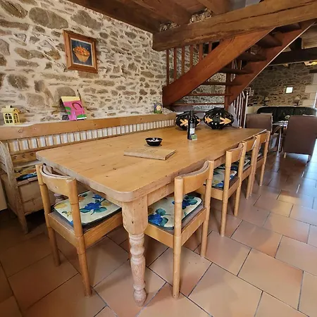 Authentic, Spacious For 10 Saint-Saud-Lacoussière