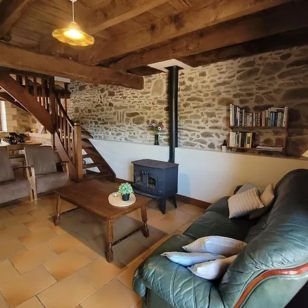 Vakantiehuis Authentic, Spacious For 10 Saint-Saud-Lacoussière
