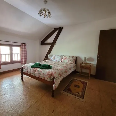 Authentic, Spacious For 10 Vakantiehuis *