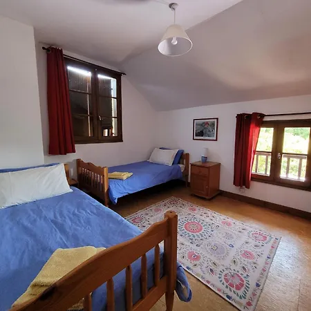 Vakantiehuis Authentic, Spacious For 10 Saint-Saud-Lacoussière