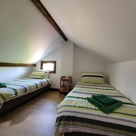 Vakantiehuis Authentic, Spacious For 10 Saint-Saud-Lacoussière